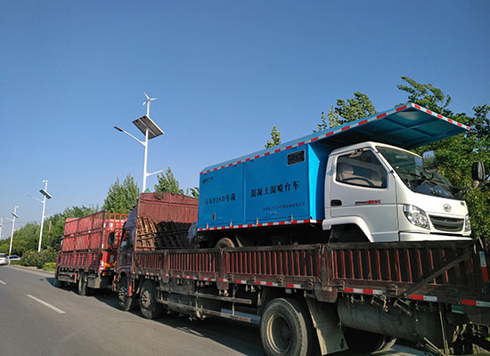 車載混凝土濕噴臺(tái)車、空壓機(jī)發(fā)貨現(xiàn)場(chǎng)